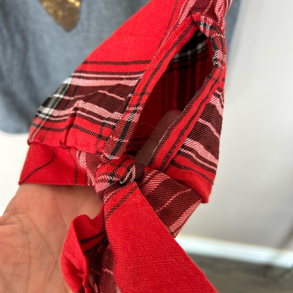 Festive Hoiday Tee with gold sequence appliqué in deer head. - Picture 3 of 4